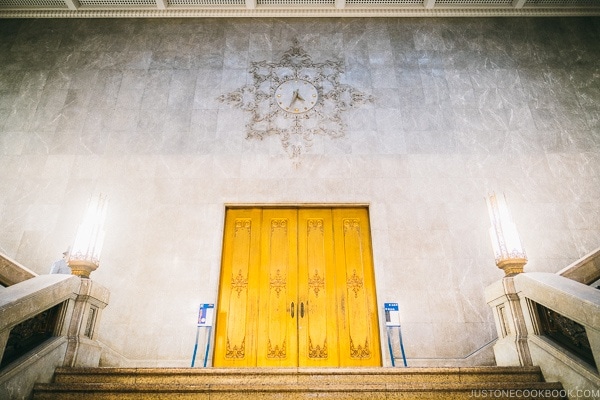 entrance staircase and wall clock - Tokyo National Museum Guide | www.justonecookbook.com