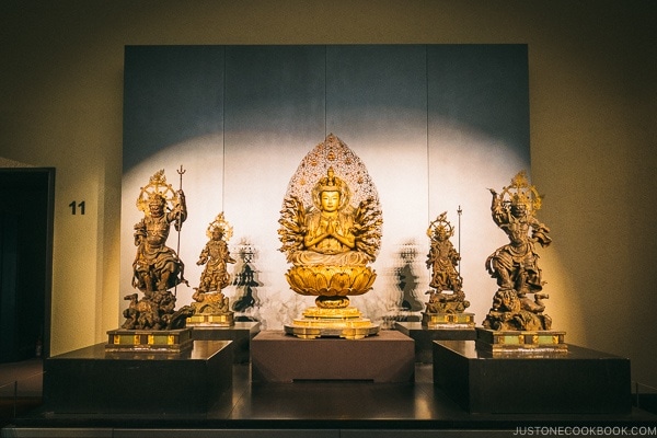 buddha statue - Tokyo National Museum Guide | www.justonecookbook.com