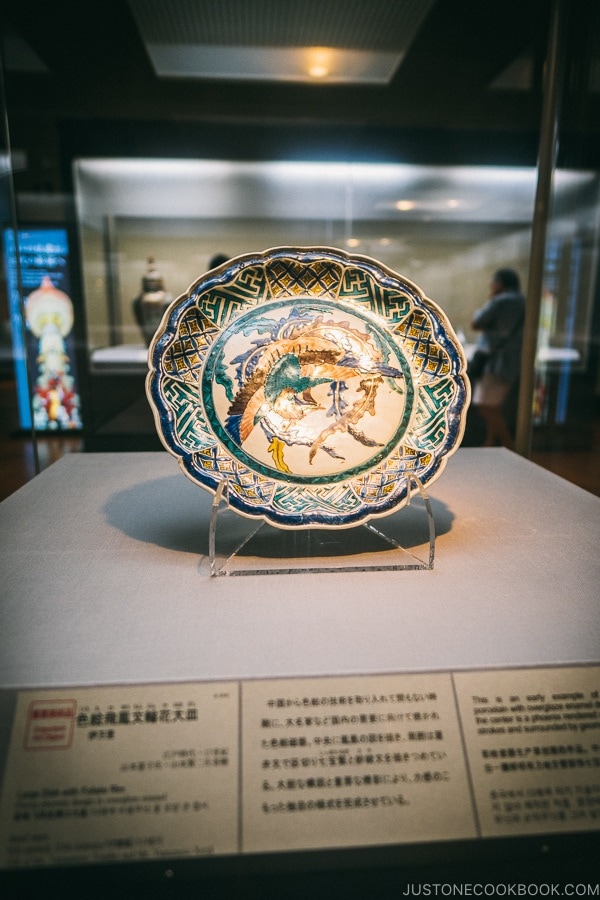 large antique plate on display - Tokyo National Museum Guide | www.justonecookbook.com