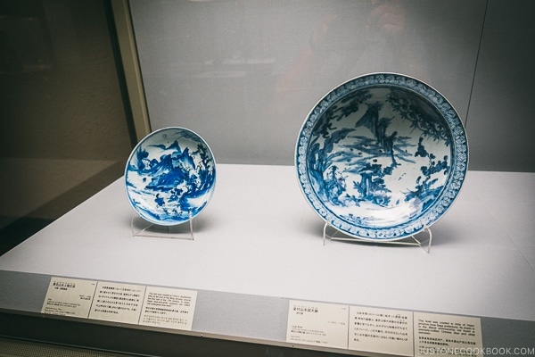 antique plates on display - Tokyo National Museum Guide | www.justonecookbook.com