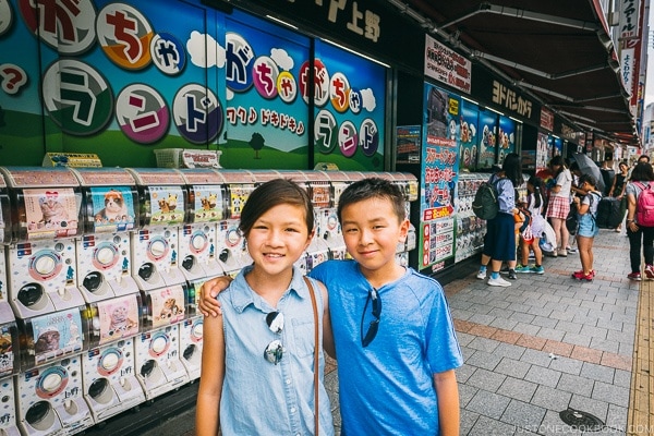 Just One Cookbook children in front of Gachapon machines - Tokyo Ueno Travel Guide | www.justonecookbook.com