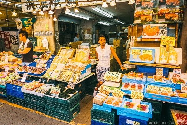 seafood vendor at Ameyayokocho - Tokyo Ueno Travel Guide | www.justonecookbook.com