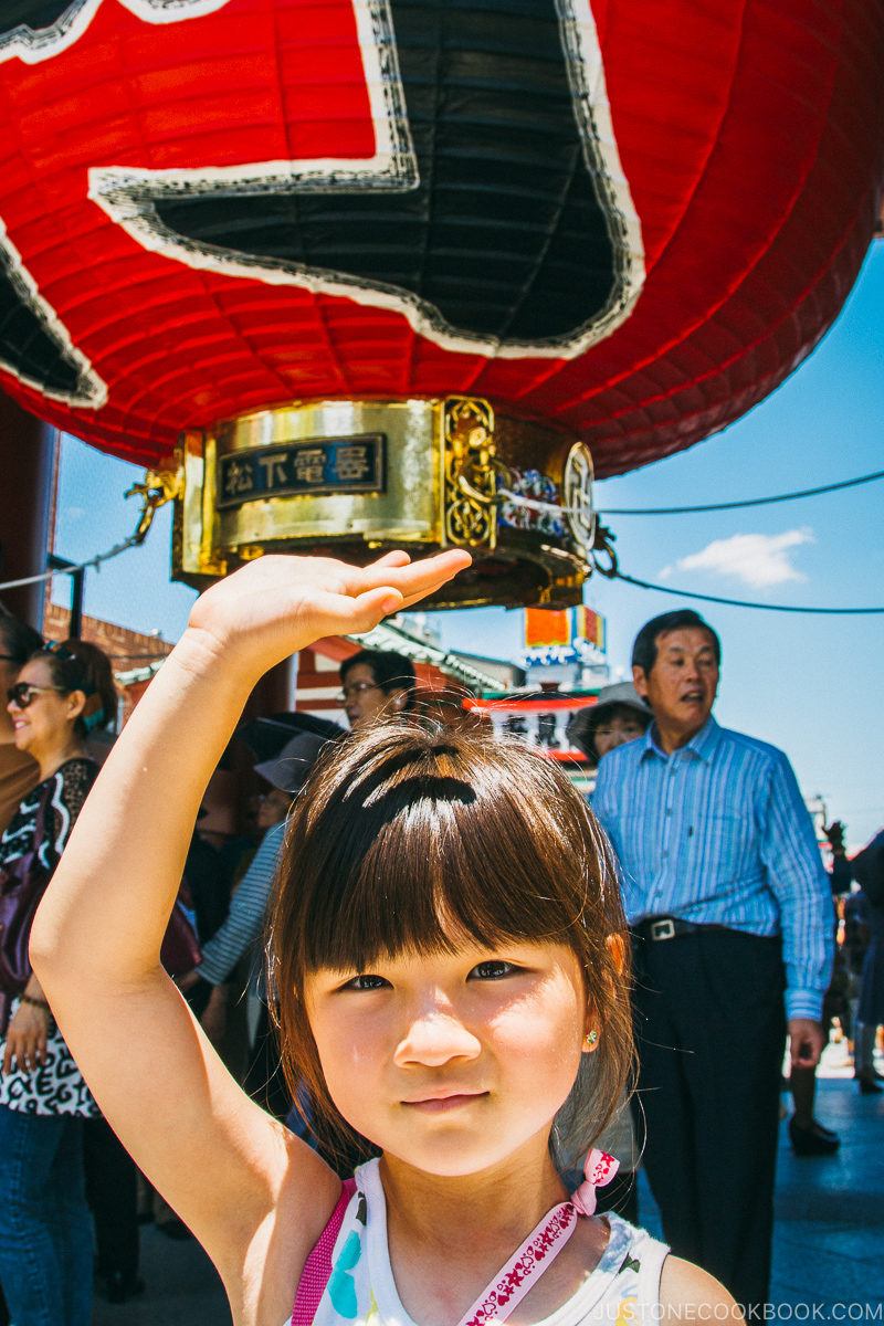 child at Kaminarimon Gate - Tokyo Asakusa Travel Guide | www.justonecookbook.com