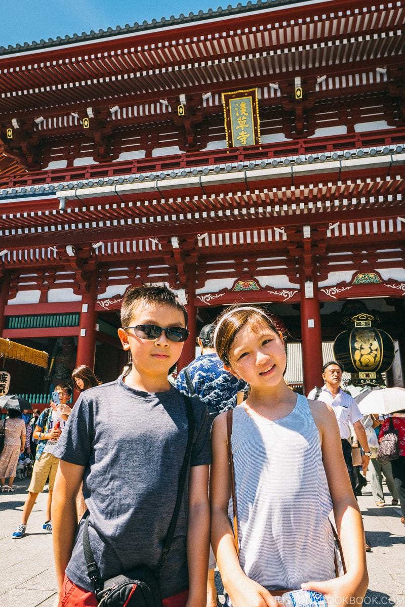 children in front of Hōzōmon gate - Tokyo Asakusa Travel Guide | www.justonecookbook.com