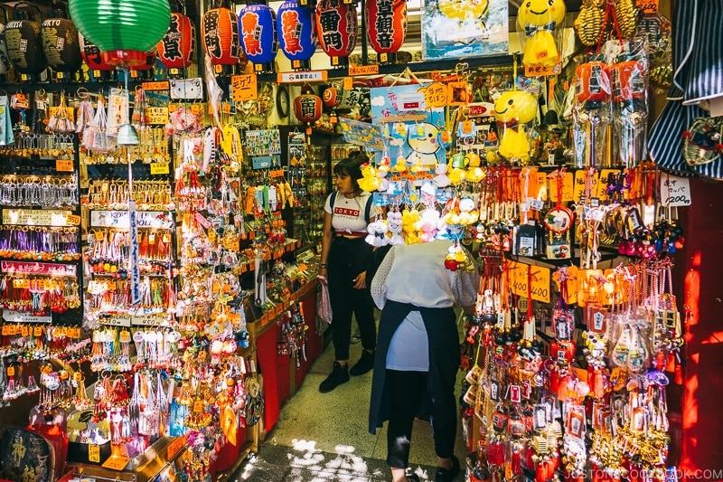 vendors selling souvenir on Nakamise Dori - Tokyo Asakusa Travel Guide | www.justonecookbook.com