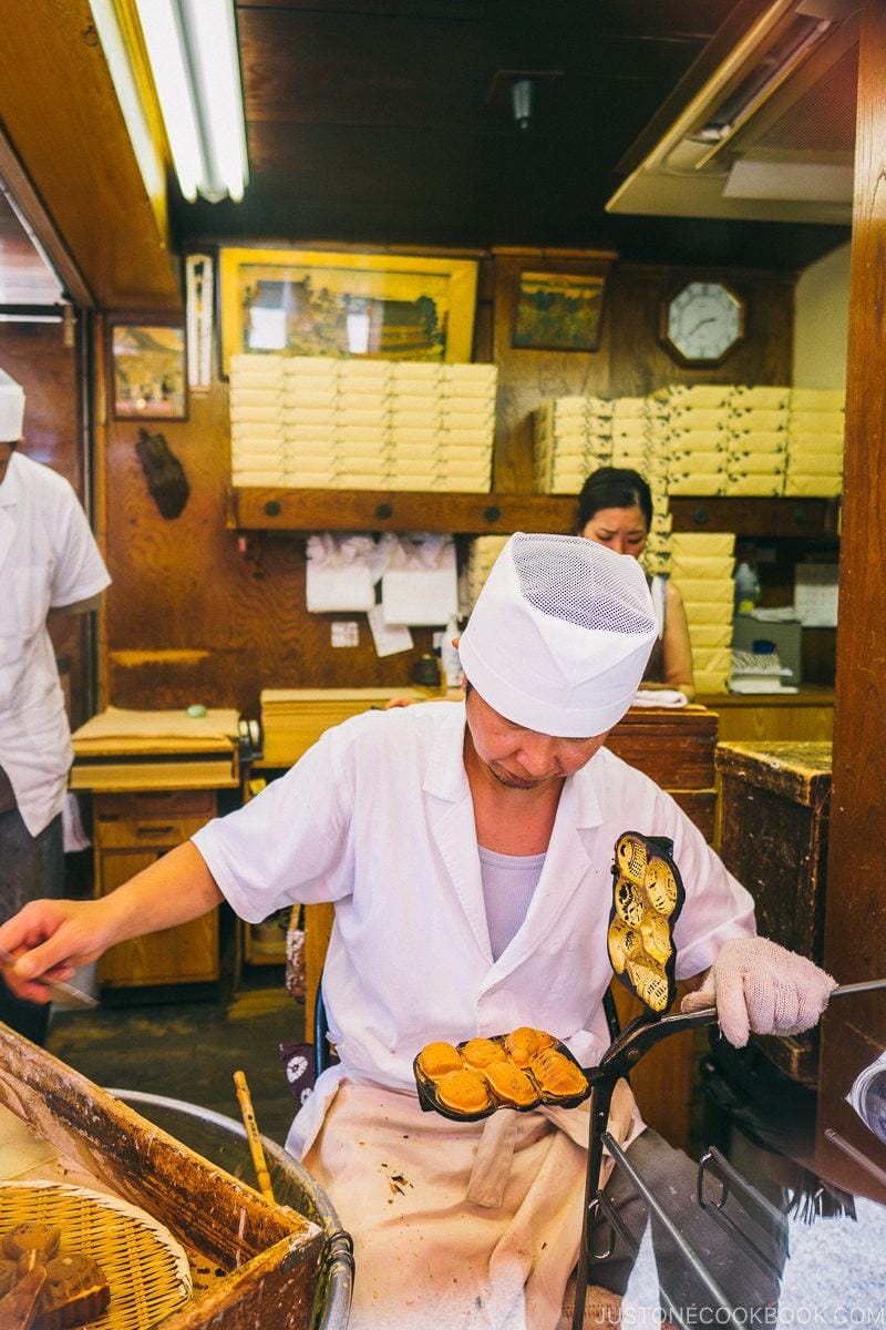 pastry artisans making Ningyōyaki - Tokyo Asakusa Travel Guide | www.justonecookbook.com
