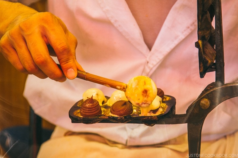 man making Ningyōyaki by hand - Tokyo Asakusa Travel Guide | www.justonecookbook.com