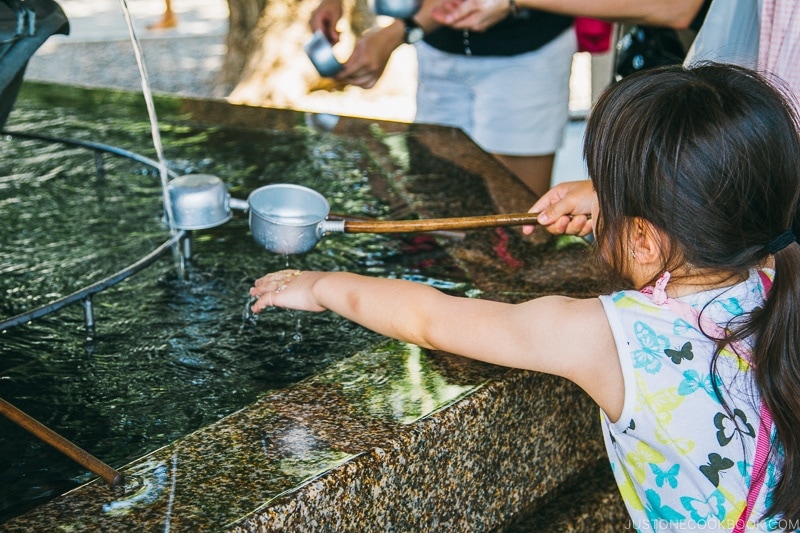 child cleaning hands at omizuya near Sensoji - Tokyo Asakusa Travel Guide | www.justonecookbook.com