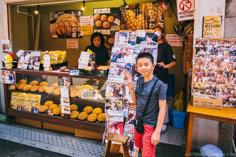 child in front of popular melon pan shop - Tokyo Asakusa Travel Guide | www.justonecookbook.com