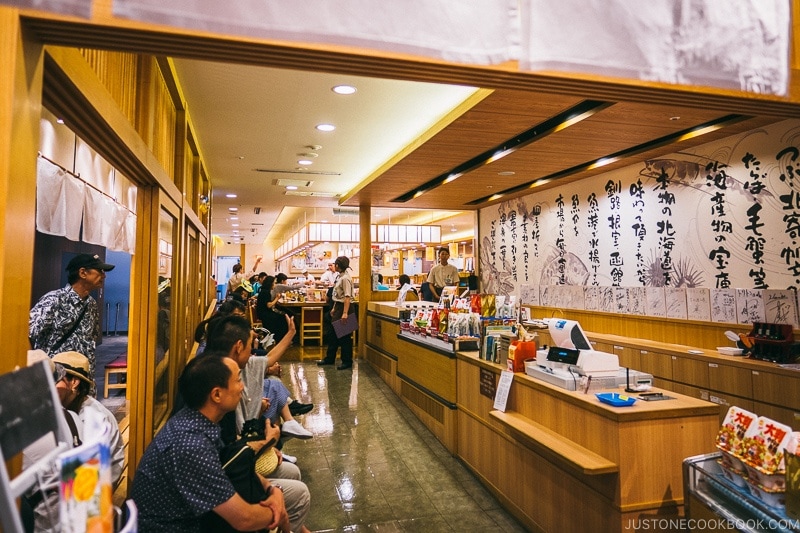 people waiting for Toriton Sushi - Tokyo Skytree Guide | www.justonecookbook.com