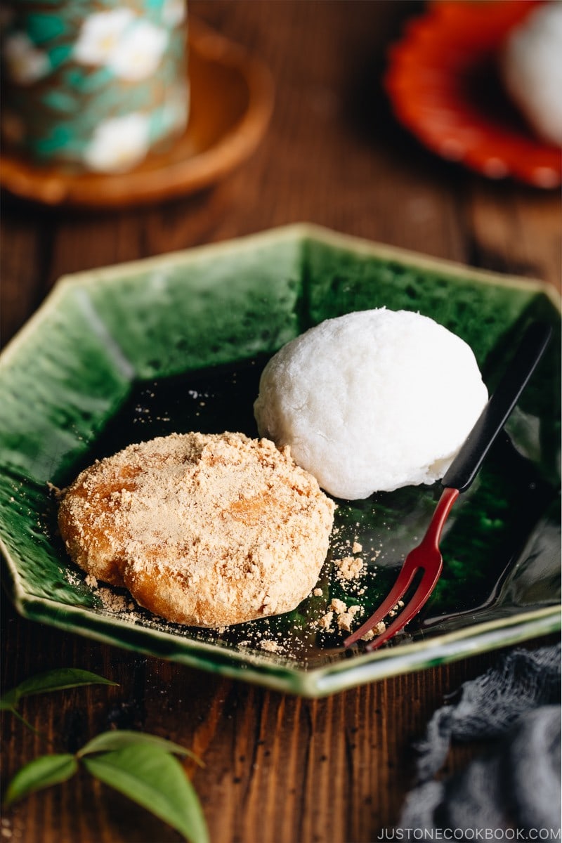 Fresh red bean mochi and sweet soybean flour mochi.