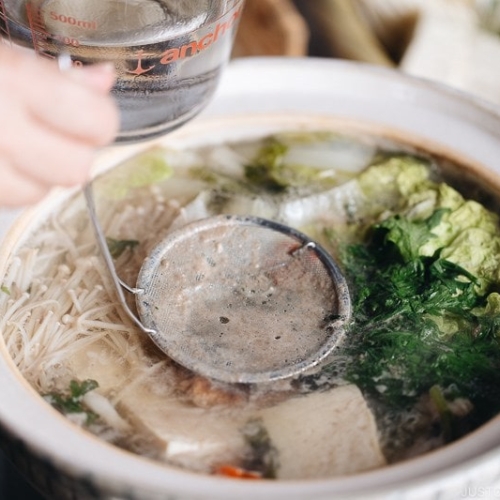 Occasionally skim the scum and foam in the shabu shabu hot pot.