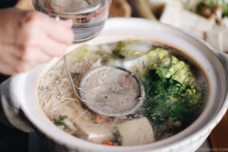 Occasionally skim the scum and foam in the shabu shabu hot pot.