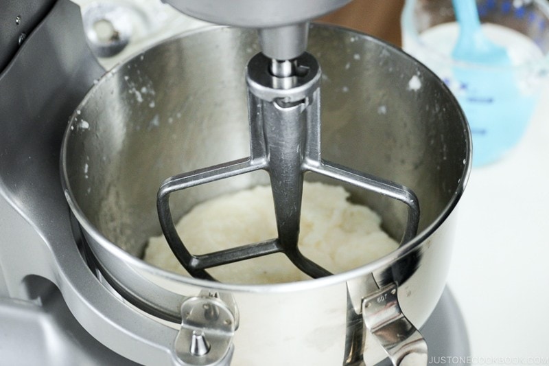 https://www.justonecookbook.com/wp-content/uploads/2018/12/how-to-make-mochi-with-stand-mixer-step-by-step-44.jpg