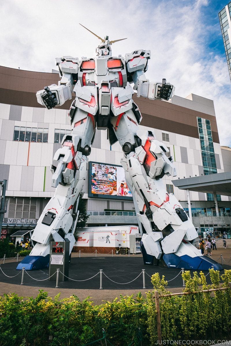 The Life-Sized Unicorn Gundam Statue - Tokyo Odaiba Travel Guide | www.justonecookbook.com