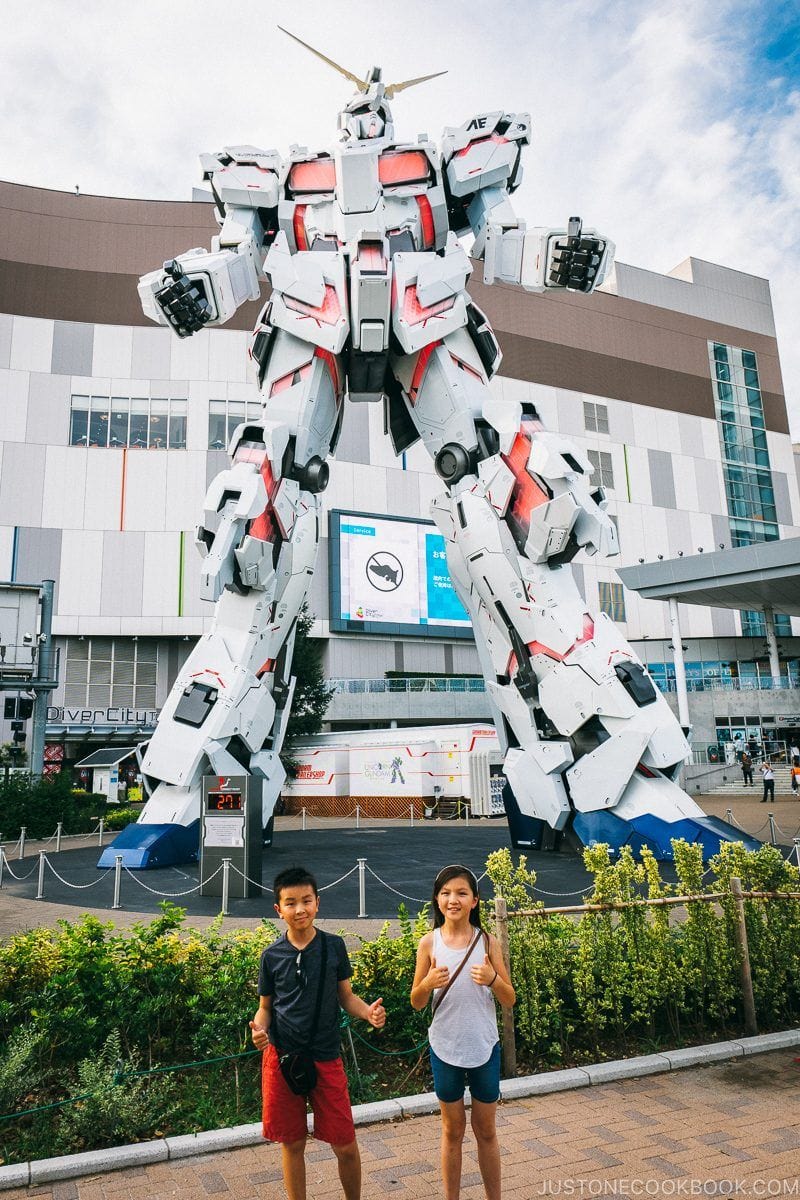 children in front of The Life-Sized Unicorn Gundam Statue - Tokyo Odaiba Travel Guide | www.justonecookbook.com