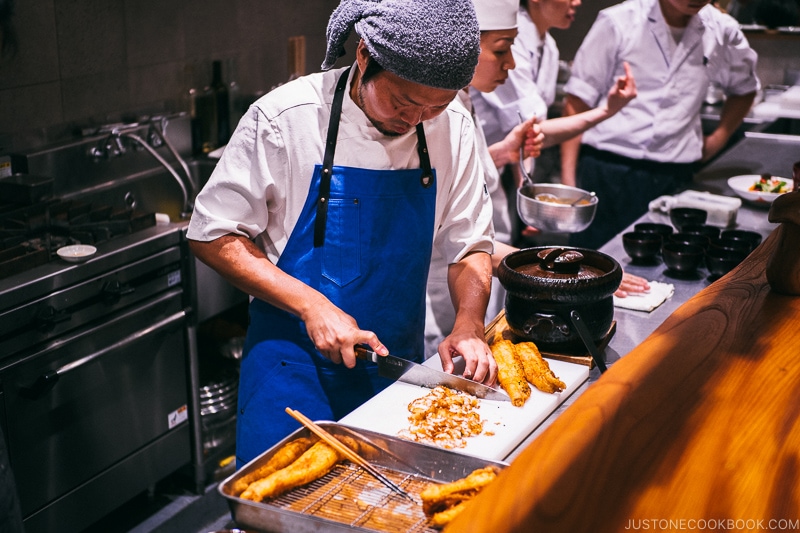 chef preparing eel rice - Restaurant Den Tokyo | www.justonecookbook.com
