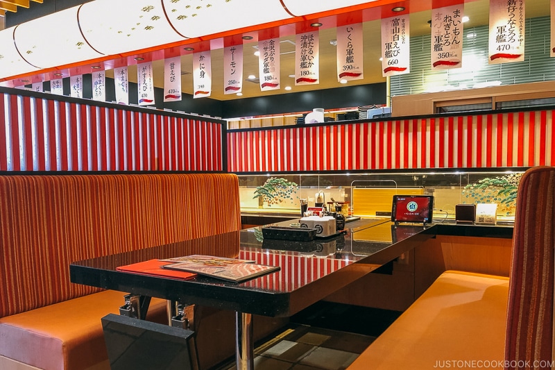 Japanese conveyor belt restaurant delivers food by boat in Tokyo