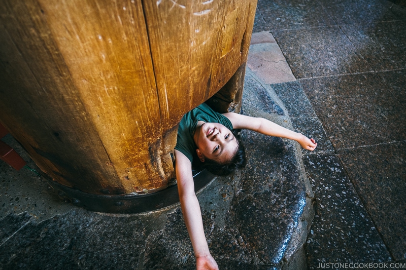 child inside the temple column at Daibutsuden - Nara Guide: Todaiji | www.justonecookbook.com