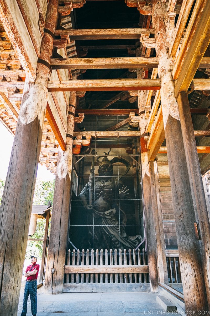 Ni-ō (Two Kings) of Tōdai-ji statue inside Nandaimon Great South Gate - Nara Guide: Todaiji | www.justonecookbook.com