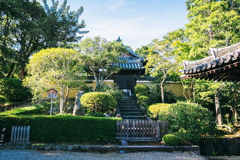  Kazizando Temple at Toshodaiji - Nara Guide: Historical Nara Temples and Shrine | www.justonecookbook.com