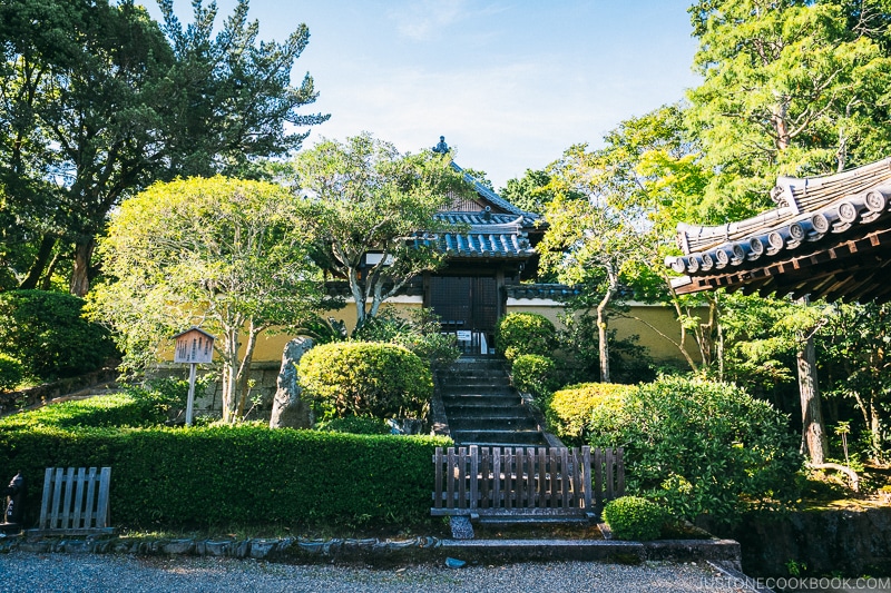 Kazizando Temple at Toshodaiji - Nara Guide: Historical Nara Temples and Shrine | www.justonecookbook.com