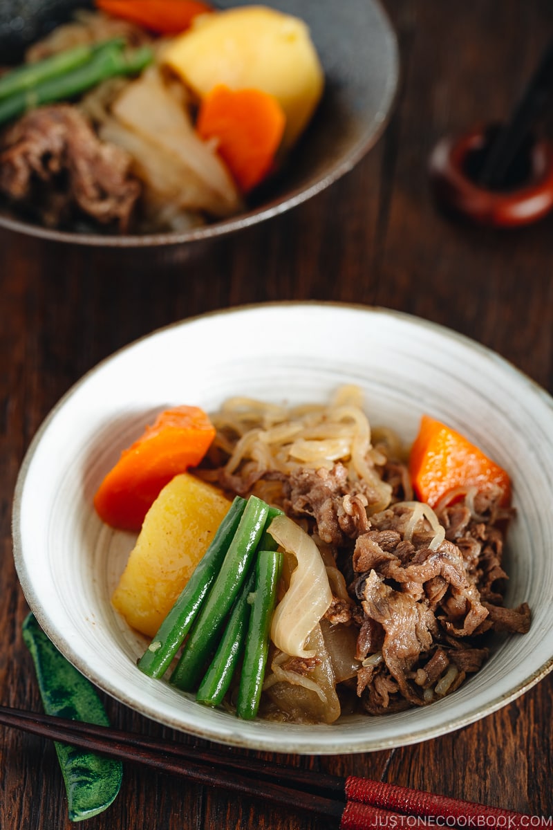 Autocuiseur Instant Pot Nikujaga (ragoût japonais de viande et de pommes de terre) dans un bol blanc.