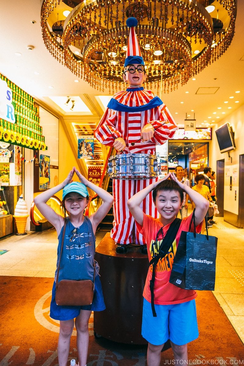 children posing with Kuidaore Taro - Osaka Guide: Dotonbori and Namba | www.justonecookbook.com 