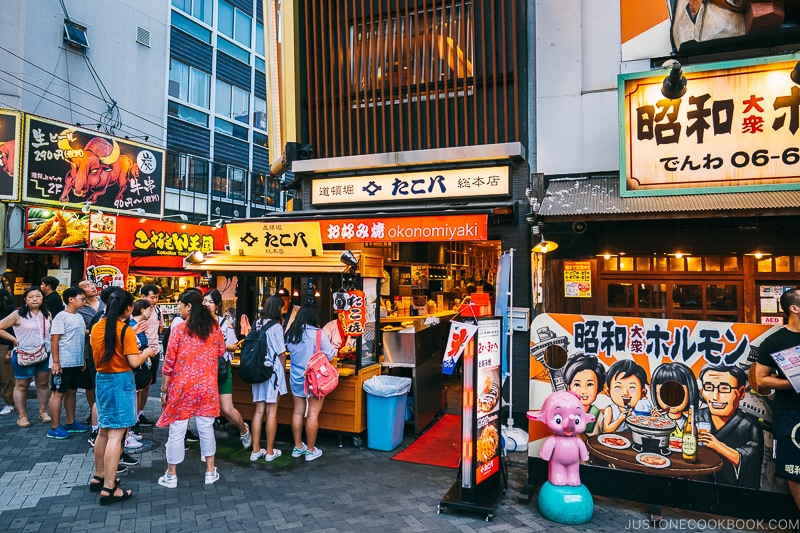 Dotonbori Takohachi Sohonten takoyaki stand - Osaka Guide: Dotonbori and Namba | www.justonecookbook.com
