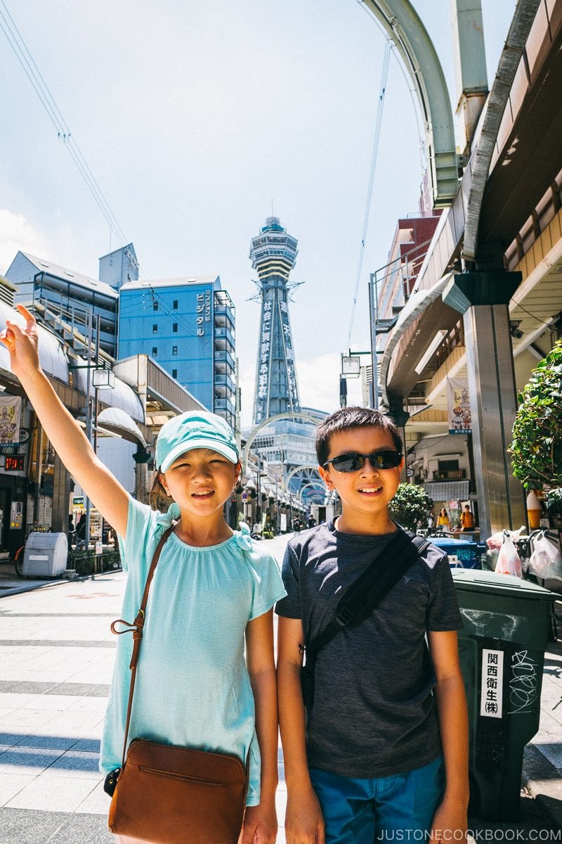 children in front of Tsutenkaku Tower - Osaka Guide: Tsutenkaku and Shinsekai District | www.justonecookbook.com