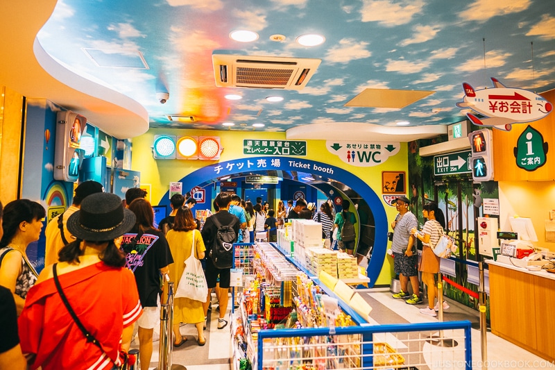 line for ticket booth at Tsutenkaku Tower - Osaka Guide: Tsutenkaku and Shinsekai District | www.justonecookbook.com