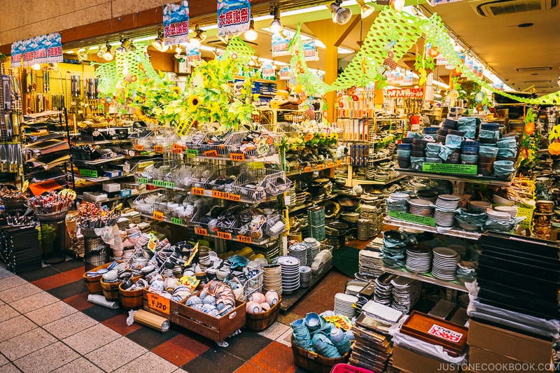 shop selling plates and bowls - Osaka Guide: Kuromon Ichiba Market and Kitchenware Street | www.justonecookbook.com