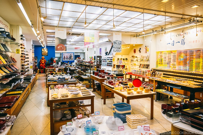 Laquered goods shop including bowls and chopsticks