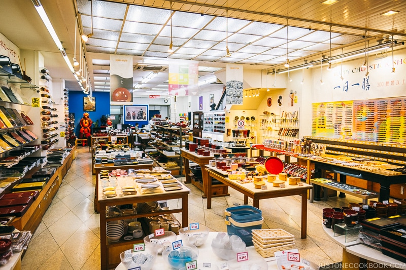  Laquered goods shop including bowls and chopsticks