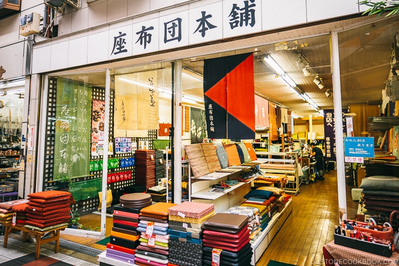 zabuton cushion store - Osaka Guide: Kuromon Ichiba Market and Kitchenware Street | www.justonecookbook.com