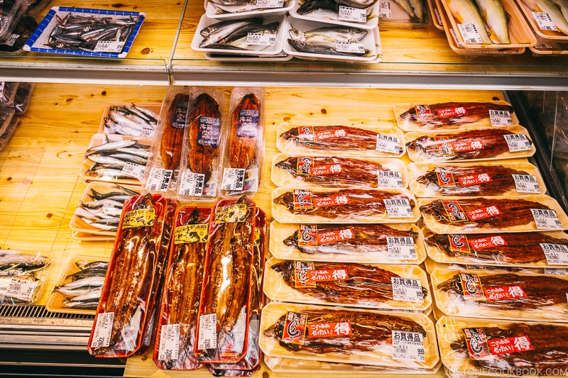 grilled eel and seafood on display - Osaka Guide: Kuromon Ichiba Market and Kitchenware Street | www.justonecookbook.com