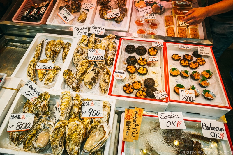 shellfish on ice - Osaka Guide: Kuromon Ichiba Market and Kitchenware Street | www.justonecookbook.com