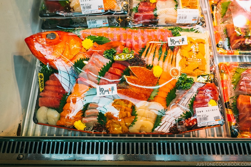 sashimi ready to go inside cooler at Sanpei - Osaka Guide: Kuromon Ichiba Market and Kitchenware Street | www.justonecookbook.com