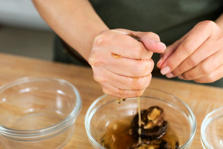 Shiitake Dashi 干し椎茸の戻し汁 • Just One Cookbook