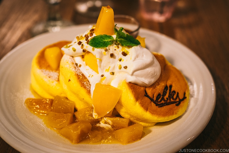 Mango souffle pancake at Elk Restaurant - Osaka Guide: Amerikamura &amp; Shinsaibashi Shopping Street | www.justonecookbook.com