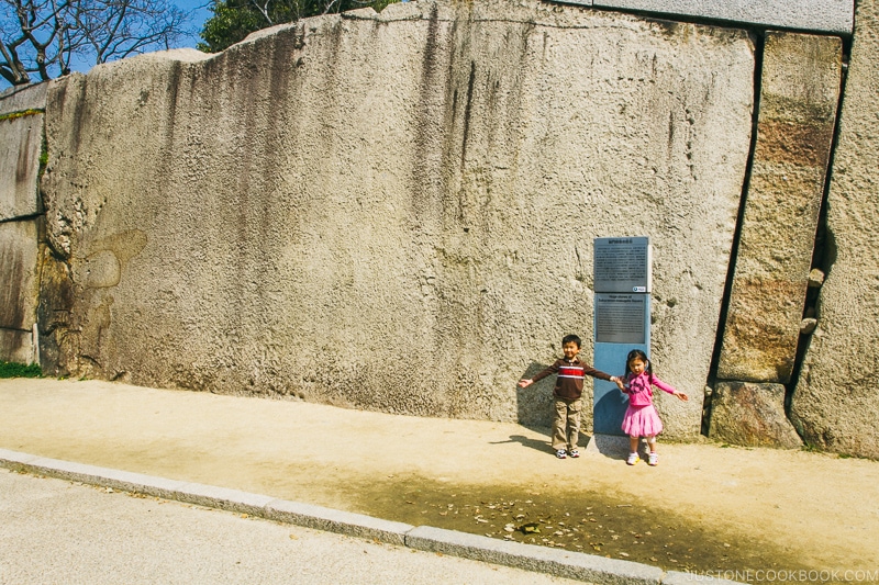 children in front of giant rock wall - Osaka Guide: Osaka Castle| www.justonecookbook.com