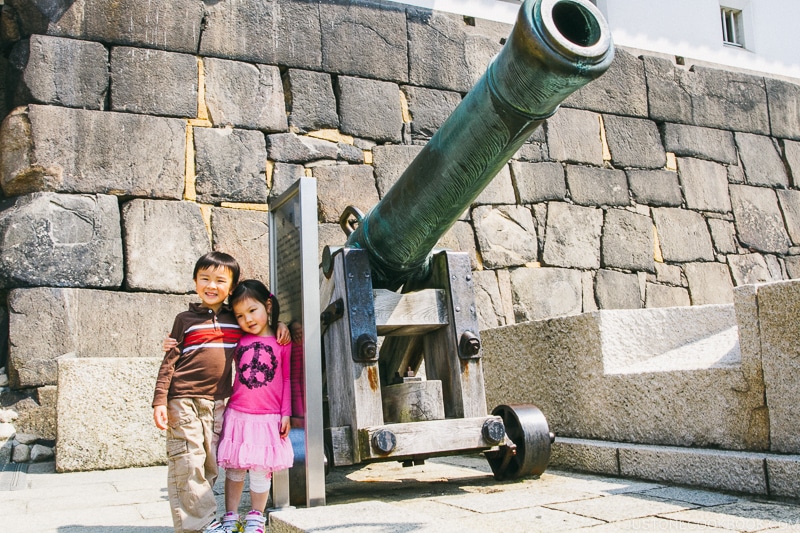 children standing next to cannon - Osaka Guide: Osaka Castle| www.justonecookbook.com