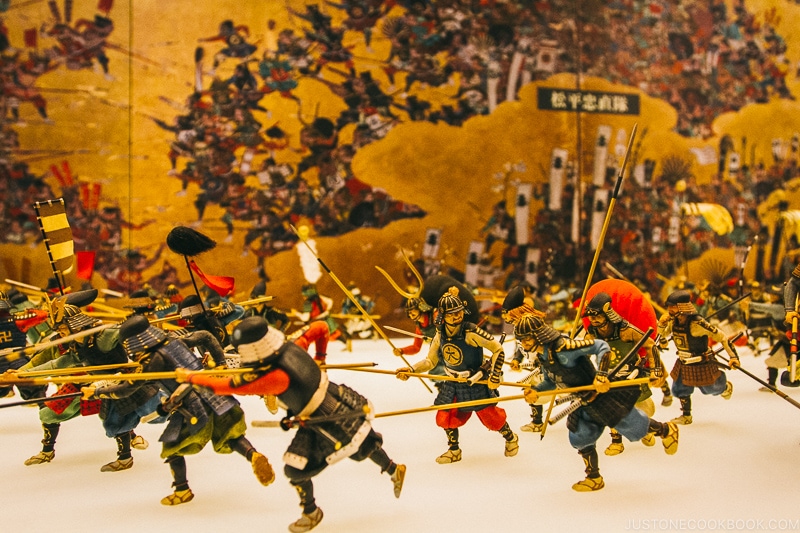 Miniatures depicting "The Summer War of Osaka" - Osaka Guide: Osaka Castle| www.justonecookbook.com