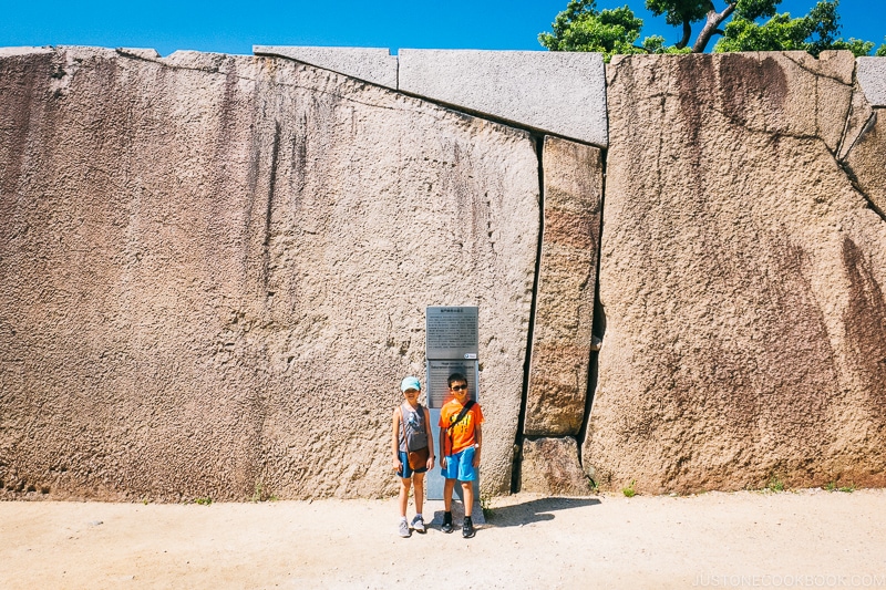 children in front of giant rock wall - Osaka Guide: Osaka Castle| www.justonecookbook.com