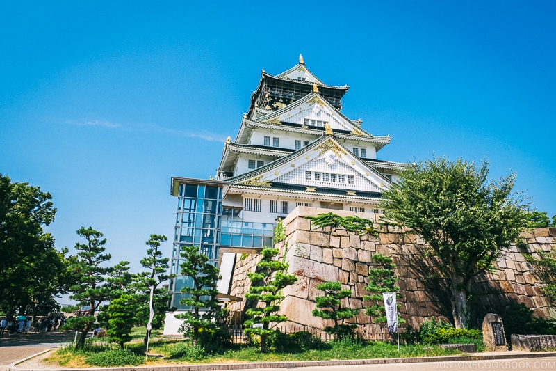 Wheelchair access on the side of the castle - Osaka Guide: Osaka Castle| www.justonecookbook.com