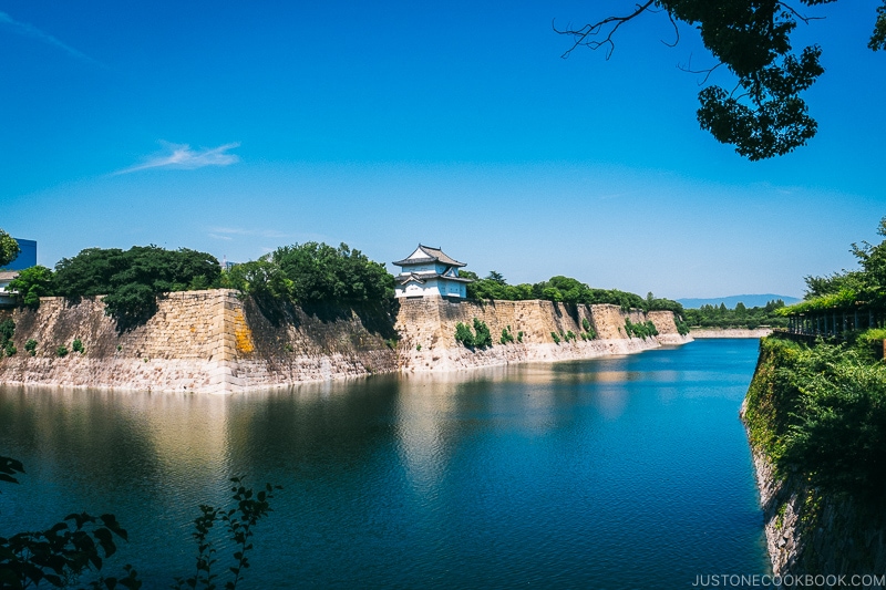 moat and stone wall - Osaka Guide: Osaka Castle| www.justonecookbook.com