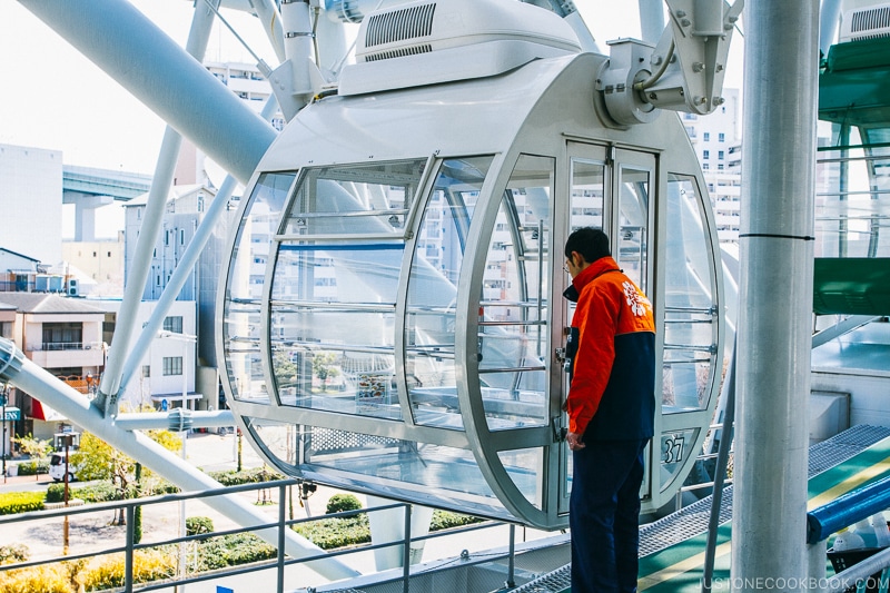 clear glass carriage at Tempozan giant ferris wheel - Osaka Guide: Tempozan Harbor Village | www.justonecookbook.com