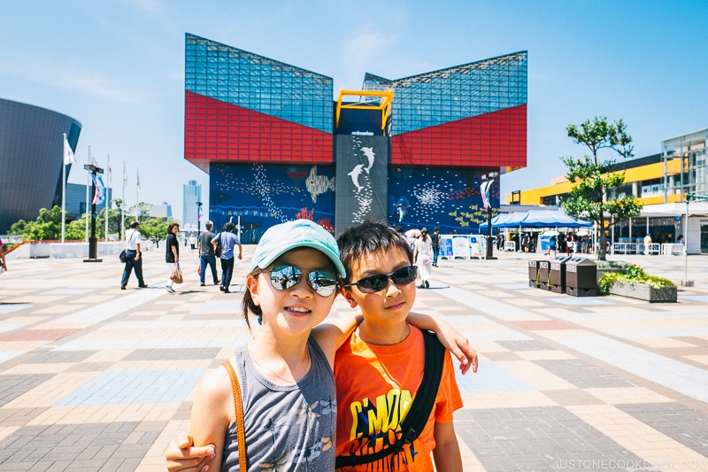 children in front of Kaiyukan - Osaka Guide: Tempozan Harbor Village | www.justonecookbook.com