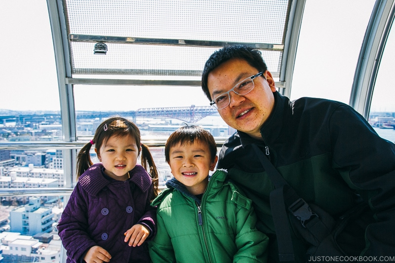 man with children inside Tempozan giant ferris wheel - Osaka Guide: Tempozan Harbor Village | www.justonecookbook.com