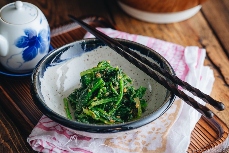 Spinach with sesame miso sauce in a Japanese ceramic bowl.